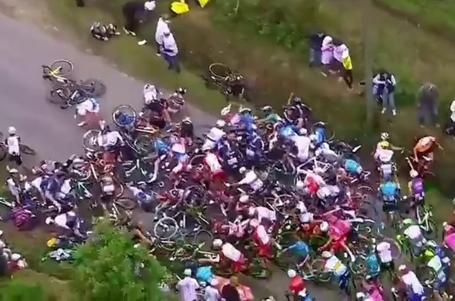 Cổ động viên gây tai nạn liên hoàn ở giải Tour de France bị truy nã - 1
