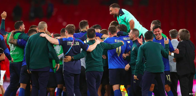 Cảm xúc vỡ òa của đội tuyển Italia sau trận thắng nghẹt thở trước Áo - 15