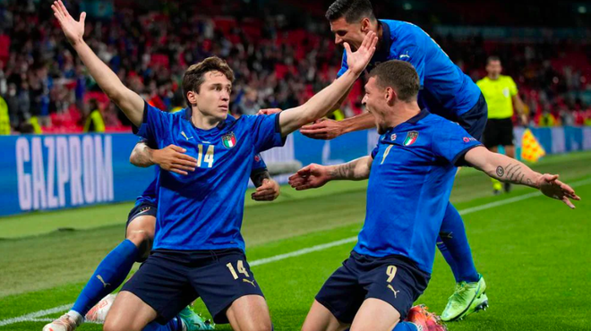 Cảm xúc vỡ òa của đội tuyển Italia sau trận thắng nghẹt thở trước Áo - 9