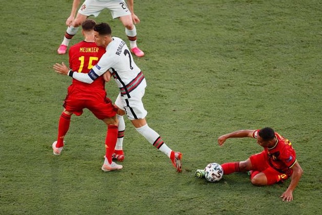 C.Ronaldo bị chế giễu vì pha ăn vạ trong trận đấu với đội tuyển Bỉ - 1