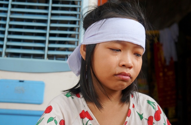 Bé gái mồ côi hét lên gọi mẹ khi chiều về và nỗi ám ảnh sau vụ tai nạn - 3 Bé gái mồ côi hét lên gọi mẹ khi chiều về và nỗi ám ảnh sau vụ tai nạn - 3