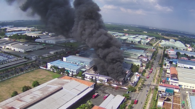 Cháy cực lớn tại công ty hóa chất rộng hàng nghìn mét vuông - 8