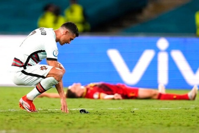 C.Ronaldo bất lực ném băng đội trưởng: Nỗi đau cuối cùng… - 3
