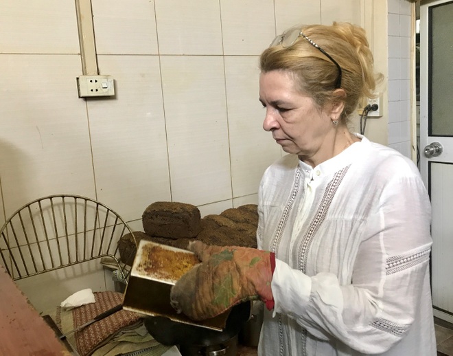 Người phụ nữ Ukraina 20 năm chăm chồng đột quỵ ở Việt Nam - 6
