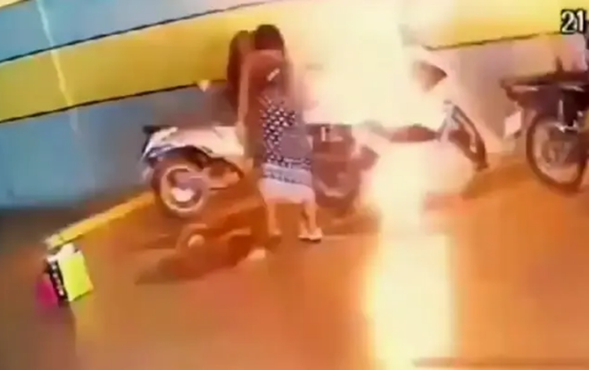 Cô gái tưới xăng, đốt xe máy bạn trai cũ vì không chịu quay lại - 1
