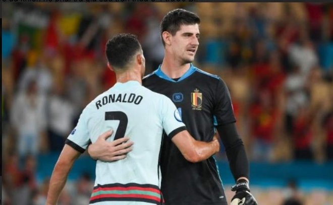 C.Ronaldo nói gì với thủ thành Courtois sau khi Bồ Đào Nha bại trận? - 1