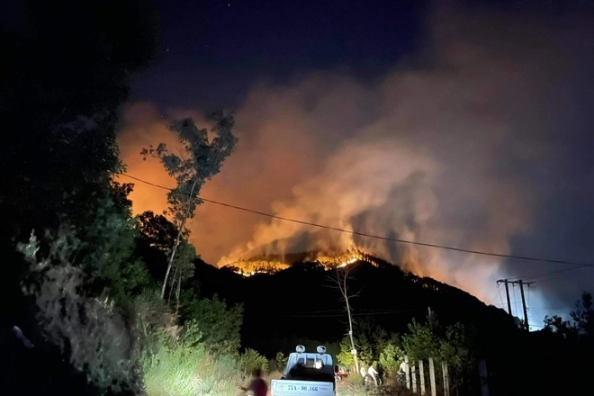 Nhiều đám cháy rừng dữ dội bùng phát suốt đêm ở Thừa Thiên Huế - 11