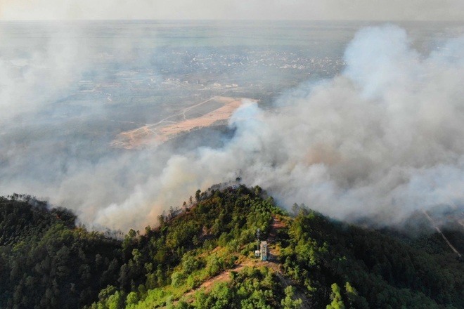 Nhiều đám cháy rừng dữ dội bùng phát suốt đêm ở Thừa Thiên Huế