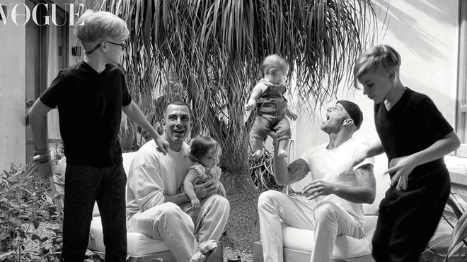 Ricky Martin khoe móng tay dài điệu đà, nhiều màu sắc - 7 Ricky Martin khoe móng tay dài điệu đà, nhiều màu sắc - 7