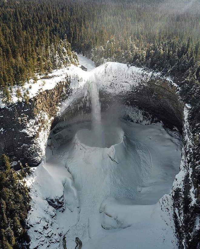 Kinh ngạc khi chứng kiến cả thác nước khổng lồ đóng băng - 1