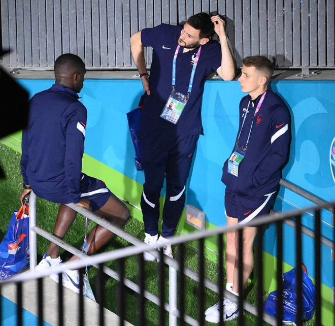 Đội tuyển Pháp buồn não nề về nước sau khi bị loại sốc ở Euro 2020 - 4