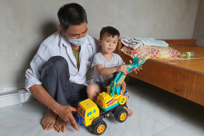 Nhói lòng cảnh bé gái 1 tuổi người mềm oặt, ngày lên cơn co giật mấy lần - 4 Nhói lòng cảnh bé gái 1 tuổi người mềm oặt, ngày lên cơn co giật mấy lần - 4