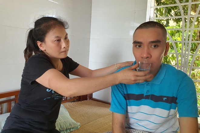 Người phụ nữ mưu sinh bên thùng rác cứu chồng được bạn đọc giúp đỡ - 3 Người phụ nữ mưu sinh bên thùng rác cứu chồng được bạn đọc giúp đỡ - 3