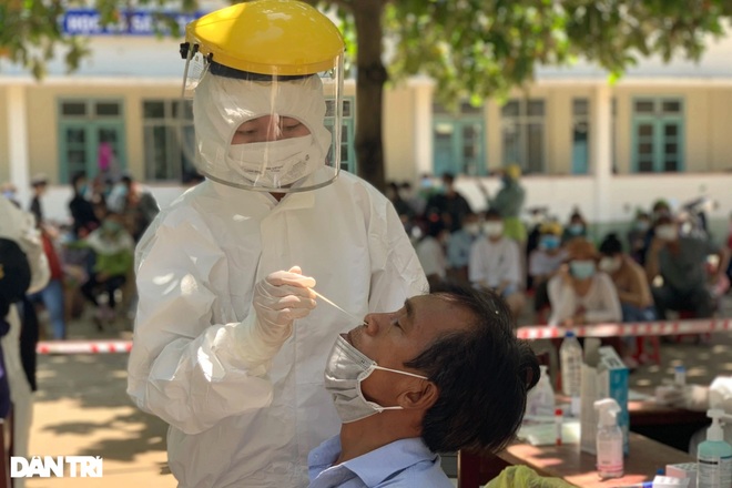 Quảng Ngãi, Nghệ An, 3 nhân viên y tế nhiễm SARS-CoV-2 - 1