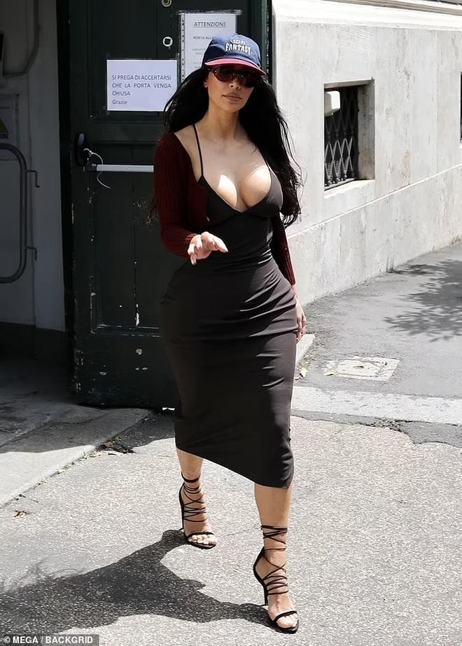 Kim Kardashian mặc váy hở bạo khi xuất hiện trên đường phố Italy - 1