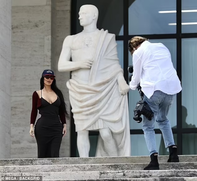 Kim Kardashian mặc váy hở bạo khi xuất hiện trên đường phố Italy - 4