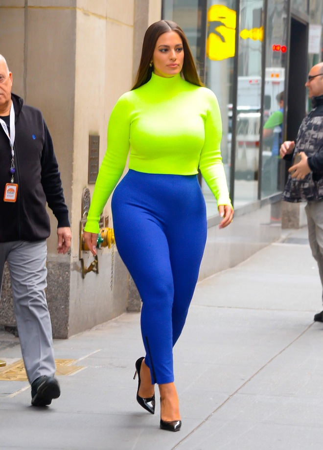 Thời trang Hè 2021: Kylie Jenner, Rihanna, Irina Shayk... lăng xê màu neon - 15