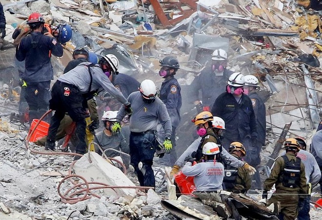 Đội cứu hộ bật khóc tại bãi chiến trường vụ sập chung cư 12 tầng ở Mỹ - 2