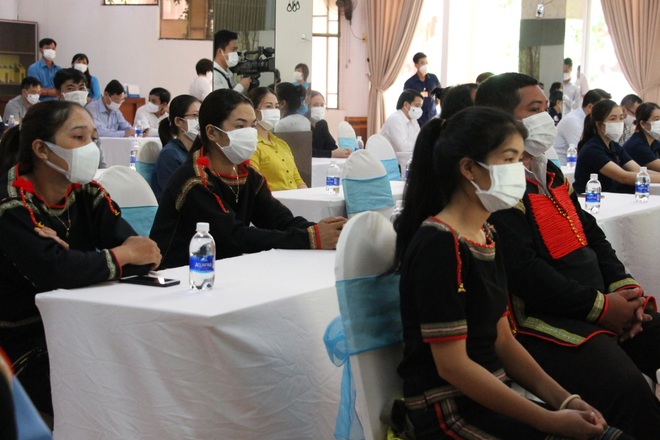 Chủ tịch Quốc hội thăm, tặng quà lao động bị ảnh hưởng bởi dịch Covid-19 - 2 Chủ tịch Quốc hội thăm, tặng quà lao động bị ảnh hưởng bởi dịch Covid-19 - 2