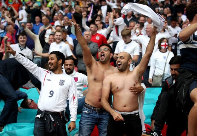 Choáng với màn ăn mừng điên cuồng của cổ động viên Anh sau chiến thắng Đức - 1