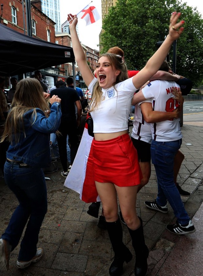 Choáng với màn ăn mừng điên cuồng của cổ động viên Anh sau chiến thắng Đức - 12