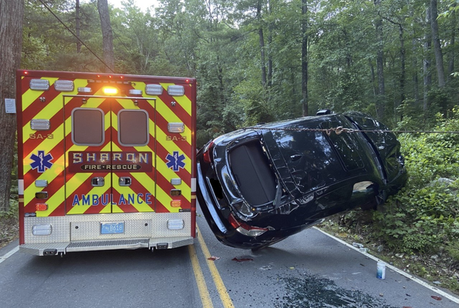 Cố vượt xe cứu thương, BMW X6 gặp tai nạn nghiêm trọng - 1
