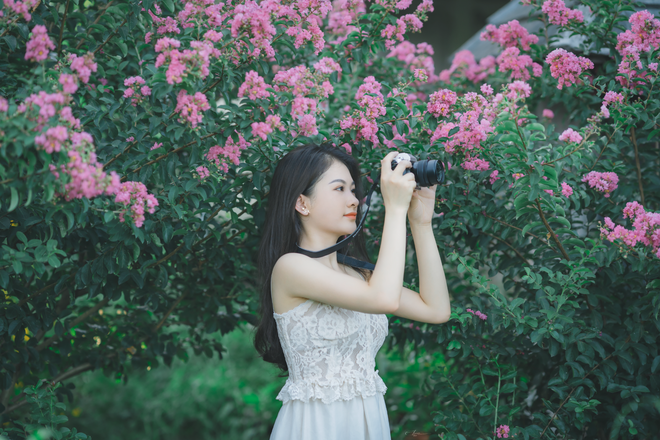 Thiếu nữ tuổi xuân thì đọ dáng bên sắc hoa tường vi - 1