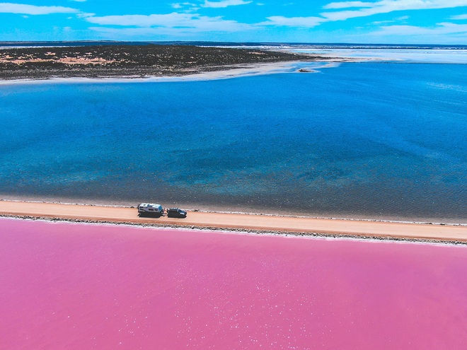 Con đường siêu đẹp giữa hai luồng nước xanh và hồng - 1