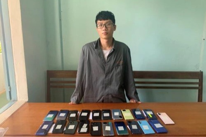 Kon Tum: Nhân viên thó 23 chiếc điện thoại của cửa hàng - 1