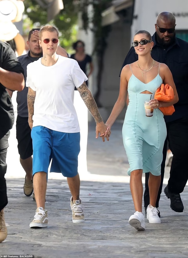 Vệ sĩ đô con theo sát vợ chồng Justin Bieber trong chuyến du lịch 5 sao - 1 Vệ sĩ đô con theo sát vợ chồng Justin Bieber trong chuyến du lịch 5 sao - 1