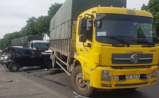 Tai nạn liên hoàn giữa 9 ô tô, 1 người tử vong - 8 Tai nạn liên hoàn giữa 9 ô tô, 1 người tử vong - 8
