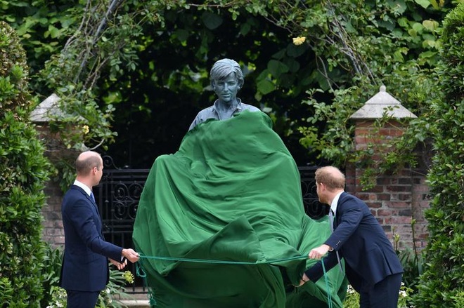Gác lại sóng ngầm, Hoàng tử William - Harry hội ngộ vì Công nương Diana - 2 Gác lại sóng ngầm, Hoàng tử William - Harry hội ngộ vì Công nương Diana - 2