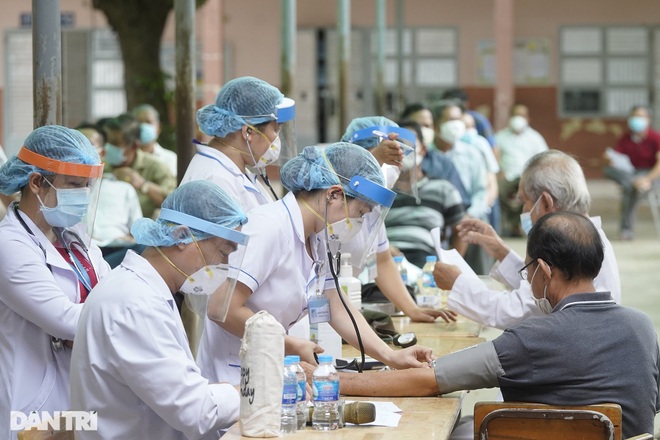 Tuần qua: TPHCM có 9 chuỗi lây nhiễm nguy hiểm, 300 sinh viên vào điểm nóng - 2 Tuần qua: TPHCM có 9 chuỗi lây nhiễm nguy hiểm, 300 sinh viên vào điểm nóng - 2