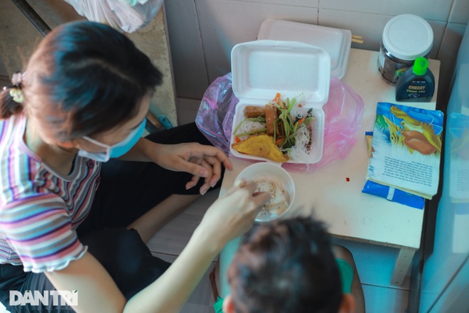Bị nợ lương, nữ công nhân vay mượn khắp nơi để sống và phẫu thuật cho con - 2 Bị nợ lương, nữ công nhân vay mượn khắp nơi để sống và phẫu thuật cho con - 2