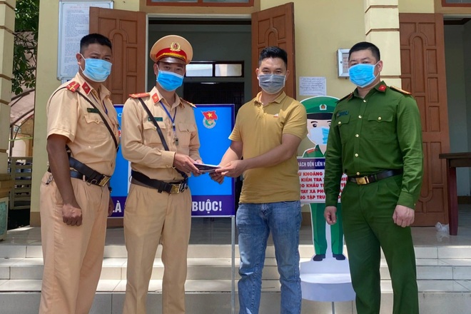 CSGT trả chiếc ví chứa hàng chục triệu đồng cho người đánh mất - 2 CSGT trả chiếc ví chứa hàng chục triệu đồng cho người đánh mất - 2