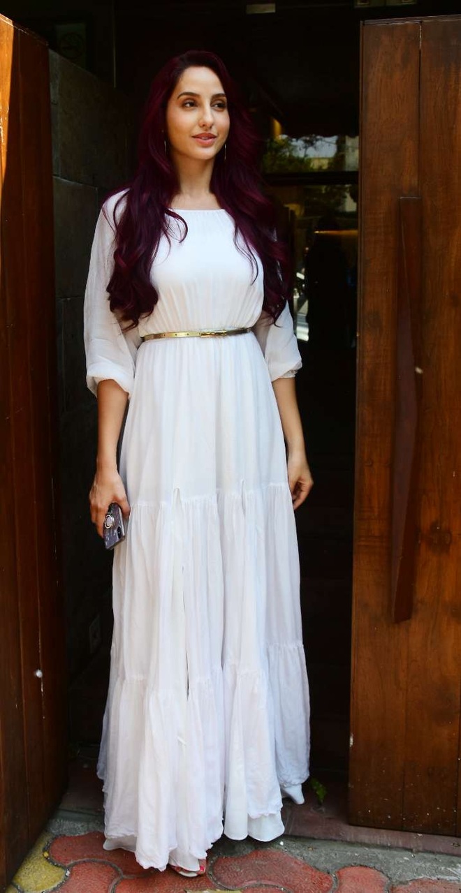 Trang phục màu trắng quyến rũ của minh tinh gợi cảm hàng đầu Bollywood - 8