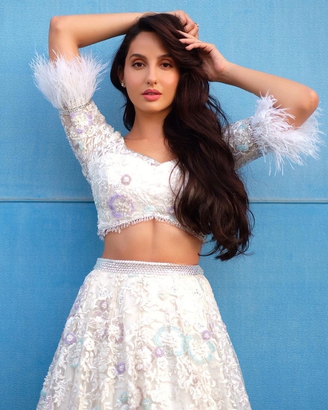 Trang phục màu trắng quyến rũ của minh tinh gợi cảm hàng đầu Bollywood - 10