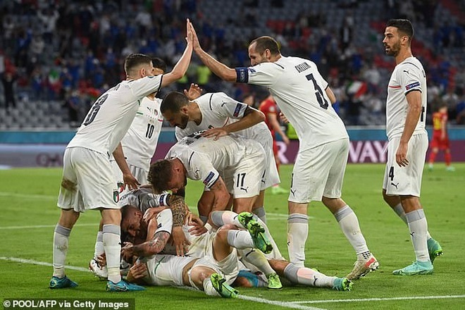 Immobile ăn vạ hài hước ở tình huống Barella ghi bàn cho Italia - 3 Immobile ăn vạ hài hước ở tình huống Barella ghi bàn cho Italia - 3
