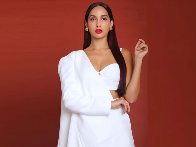 Trang phục màu trắng quyến rũ của minh tinh gợi cảm hàng đầu Bollywood - 9