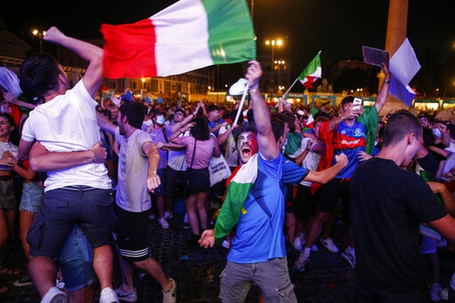 Niềm vui sướng tột độ của đội tuyển Italia sau khi đánh bại Bỉ - 25 Niềm vui sướng tột độ của đội tuyển Italia sau khi đánh bại Bỉ - 25