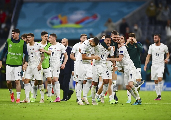 Niềm vui sướng tột độ của đội tuyển Italia sau khi đánh bại Bỉ - 20 Niềm vui sướng tột độ của đội tuyển Italia sau khi đánh bại Bỉ - 20