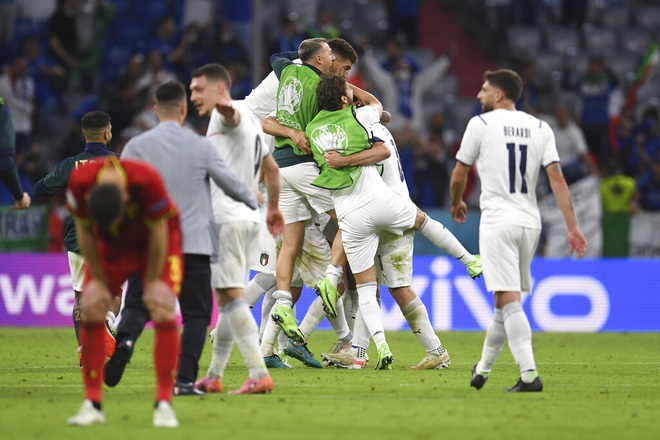 Niềm vui sướng tột độ của đội tuyển Italia sau khi đánh bại Bỉ - 17