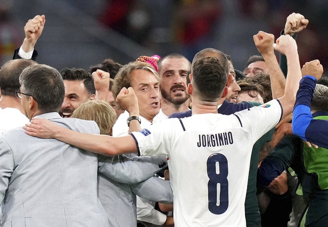 Niềm vui sướng tột độ của đội tuyển Italia sau khi đánh bại Bỉ - 19