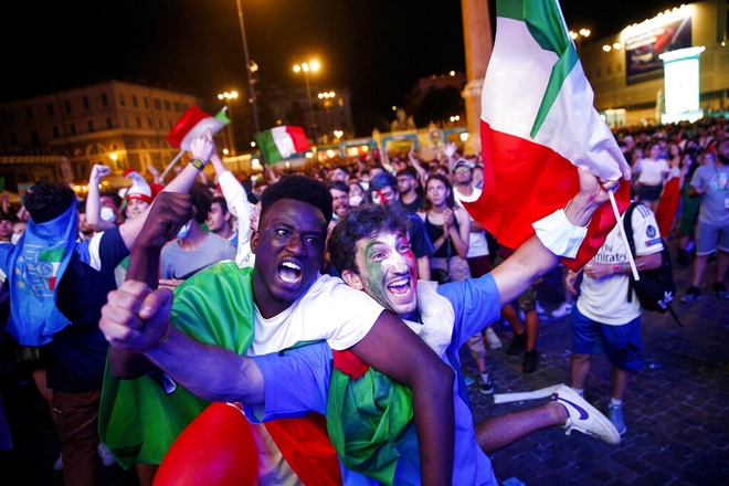 Niềm vui sướng tột độ của đội tuyển Italia sau khi đánh bại Bỉ - 24