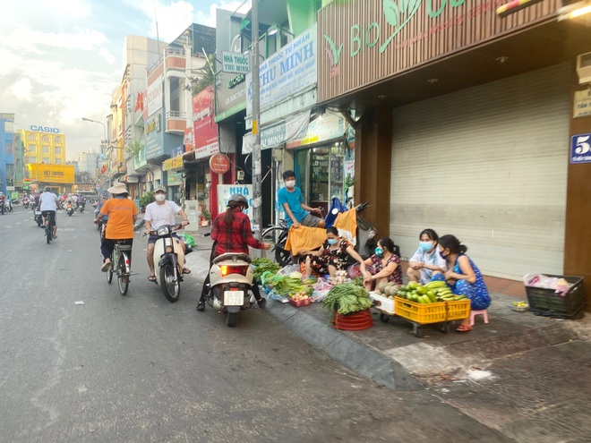 TPHCM: Giá rau xanh tăng vì hàng trăm khu chợ tạm đóng cửa - 3 TPHCM: Giá rau xanh tăng vì hàng trăm khu chợ tạm đóng cửa - 3