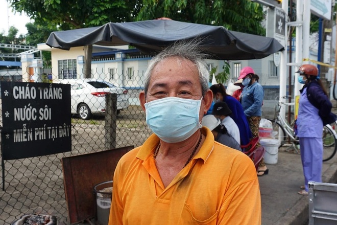 Người đàn ông Cần Thơ chạy xe ôm nấu cháo miễn phí cho mọi người - 4 Người đàn ông Cần Thơ chạy xe ôm nấu cháo miễn phí cho mọi người - 4
