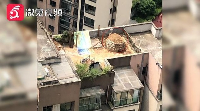 Thực hư việc xây mộ trên nóc chung cư khiến nhiều người ngã ngửa - 1 Thực hư việc xây mộ trên nóc chung cư khiến nhiều người ngã ngửa - 1