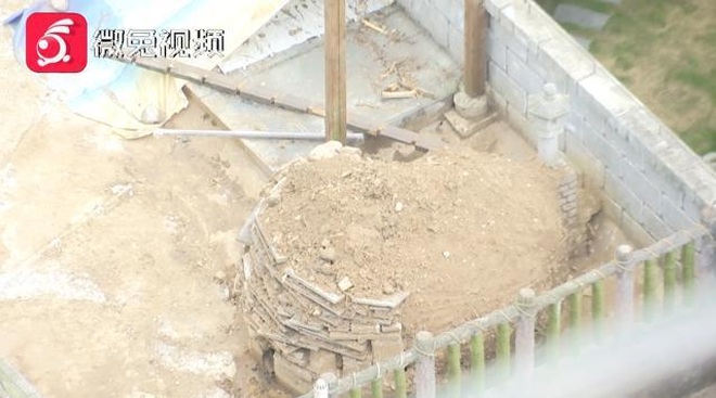 Thực hư việc xây mộ trên nóc chung cư khiến nhiều người ngã ngửa - 3 Thực hư việc xây mộ trên nóc chung cư khiến nhiều người ngã ngửa - 3