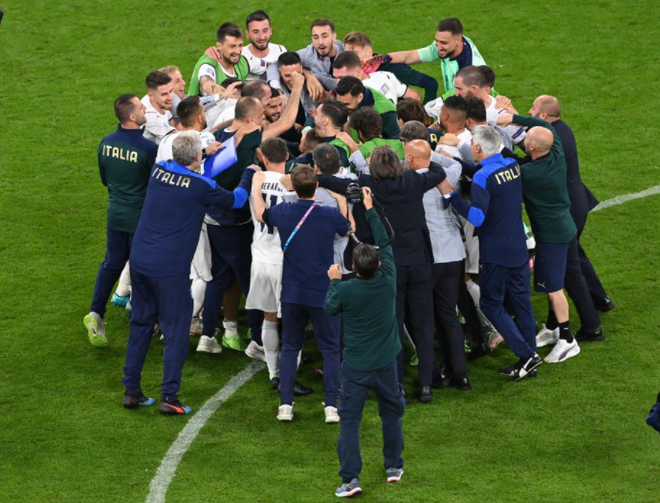 Niềm vui sướng tột độ của đội tuyển Italia sau khi đánh bại Bỉ - 18