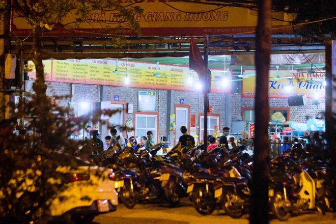 Hà Nội xử lý nghiêm quán ăn, nhà hàng lơ là phòng dịch - 1 Hà Nội xử lý nghiêm quán ăn, nhà hàng lơ là phòng dịch - 1